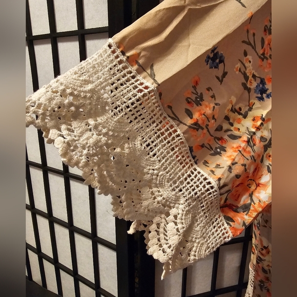 Umgee Floral Kimono with Lace Trim Size Small - Picture 4 of 5